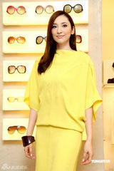 高清图：吴佩慈高腰酒瓶裙走秀 黄色套装妩媚明艳
