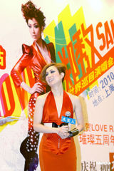 幻灯图集：郑秀文亮相上海 礼服缝合处突起像凸点