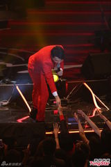 组图：陈奕迅压轴演唱 与女歌手热情拥抱