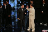组图：成龙颁奖礼显兴奋 玩起“爱的抱抱”