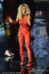 组图：Rita Ora撑黑伞演出 红色蕾丝连身裤秀身段