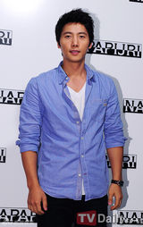 组图：高雅拉李钟赫等众韩星亮相品牌服装上市活动