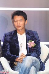 组图：谢霆锋否认介入王菲婚姻传闻