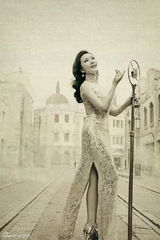 组图：方琼拍摄复古风大片 徜徉老上海街头巷尾