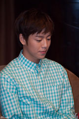 组图：李玹雨现身见面会用中午问候粉丝