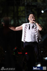 组图：PSY首尔开唱 神曲《江南Style》引爆现场