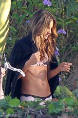 组图：安布罗休海滩露小蛮腰 更衣被拍秀翘臀