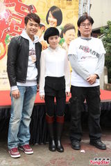 组图：李康宜拜神求票房 爱情长跑结婚顺其自然