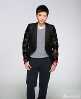 组图：林继东拍时尚写真黑色衬衣山楂花造型