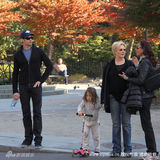 幻灯图集：休杰克曼一家三口外出 女儿艾娃可爱