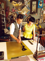 组图：刘德华题字贺金鸡 吴君如获至宝耀武扬威