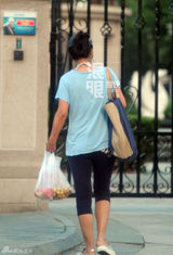 马雅舒挺大肚逛超市 空手而归路边摊买水果(图)