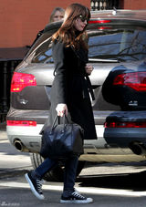 高清图：丽芙-泰勒街拍LOOK黑色大衣搭配牛仔裤