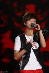 幻灯图：《快男》突围第3场摇滚小子叫板黑面判官