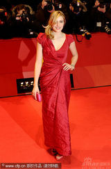 幻灯：本-斯蒂勒《格林伯格》首映 红裙女主角亮丽