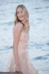 组图：爱娃-洛克波诺裸粉蕾丝婚纱款礼裙拍写真