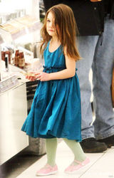 幻灯图集：阿汤嫂雪天带女儿购物 苏瑞顽皮舔雪