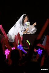 组图：莫文蔚提前穿白纱 卖性感与张亚东同台演出