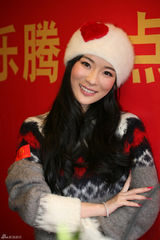 高清组图：霍思燕受商家青睐 寒冬代言娇俏可爱