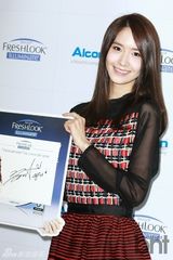 组图：少时允儿代言眼镜 捂嘴甜笑婀娜迷人