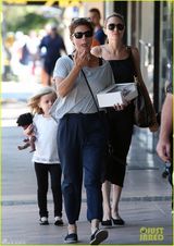 组图：朱莉吊带清爽 携双胞胎孩子亲密有爱