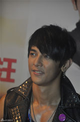 组图：汪东城见面会火爆 机车背心性感拉风