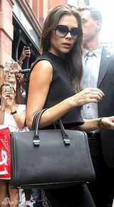 组图：维多利亚黑裙干练赴时装秀 墨镜潮爆