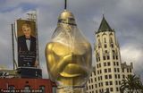 组图：奥斯卡颁奖在即 巨型小金人雕像屹立街头