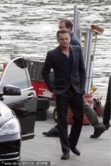 组图：莱昂纳多拍广告浪漫淋雨 代言捞500万美金