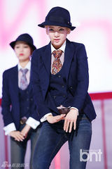 组图：少女时代回归打榜夺冠 西装礼帽显帅气