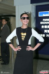 组图：新婚郑希怡戴金项链大呼嫁到好老公