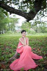 组图：戴娇倩漫步异国森林 长裙飘飘仙气十足