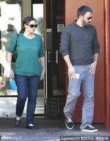 组图：阿弗莱克大胡子男人味十足 夫妇共度二人世界