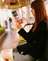 组图：佐佐木希玩变装秀 穿旗袍抱熊猫