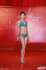 组图：候选亚姐泳装亮相 韩国选手压鼻否认整容