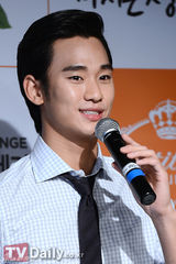 组图：金秀贤出席签名会大派阳光笑容