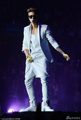 组图：比伯与辣妹贴身热舞 自抓下体被拍露囧相