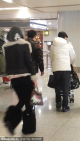 组图：林志颖懒理丑闻全家现身 KIMI乖坐婴儿车