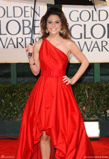 高清组图：金球奖红毯 玛丽亚-曼努诺斯红色礼服秀