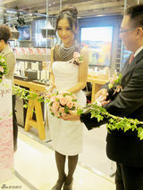 组图：秦岚出席品牌开幕礼 优雅风范显迷人魅力