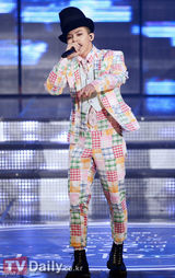 组图：首尔歌谣大赏 朴春甩掉鞋水晶露腹肌