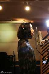 组图：尚雯婕录新歌花絮曝光 新专辑制作中