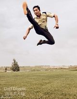 组图：邹兆龙高尔夫球场展身手 拍动感狂野写真