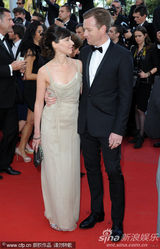 组图：麦克格雷格携妻走秀显恩爱