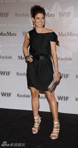 幻灯图集：安妮斯顿性感黑装亮相 肩头惊现神秘手