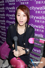 幻灯图集：邓丽欣平安夜忙工作 玫红色丝袜显喜庆