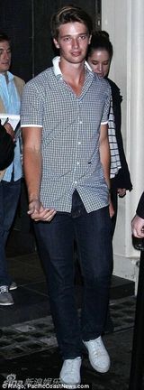 组图：施瓦辛格儿子女儿现身 关系融洽