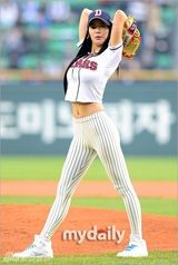 组图：韩国女艺人Clara担任棒球比赛开球嘉宾