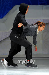 组图：韩星孙谭菲录制SBS台节目 秀花样滑冰风采