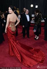 组图：奥利维亚-穆恩大红刺绣礼服显东方韵味